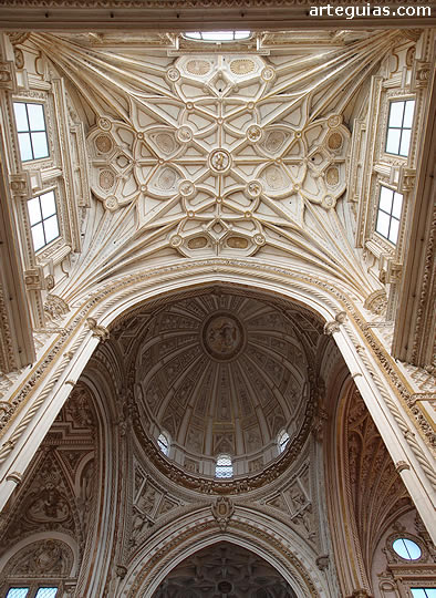 Iglesia renacentista en el interior de La Mezquita Catedral de C&oacute;rdoba