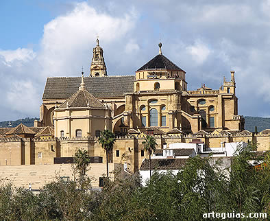 La iglesia cristiana sobresale por encima del edificio musulm&aacute;n