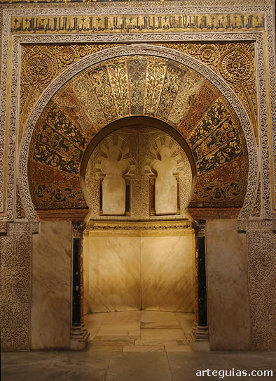 Mihrab con m&aacute;rmoles y mosaicos
