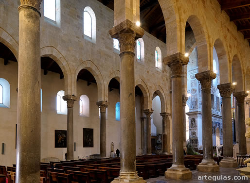 Naves con arquer&iacute;as de arcos apuntados sobre columnas