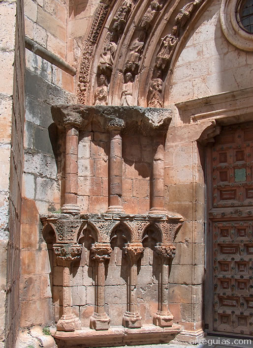 Columnas y arquivoltas de la Portada de San Miguel