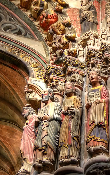 Detalle escult&oacute;rico con policrom&iacute;a del P&oacute;rtyico del Para&iacute;so