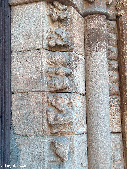 Relieves de una de las jambas