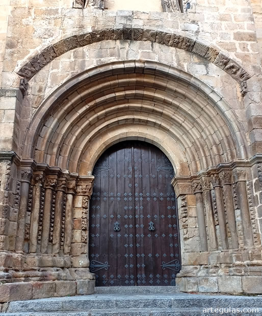 Puerta tardorrom&aacute;nica de la Catedral Vieja
