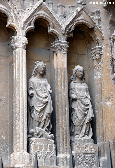 Estatuas laterales de la Puerta de Santa Ana