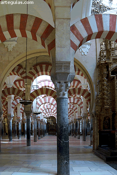 Sala de oraci&oacute;n de la mezquita con su "bosque de columnas"
