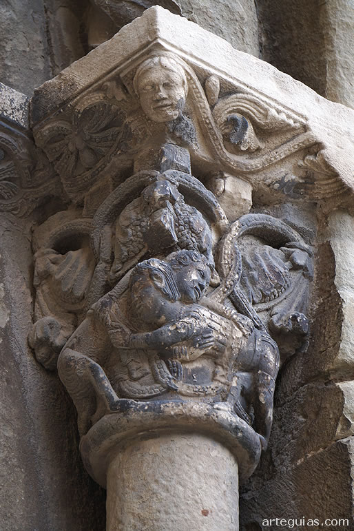 Uno de los capiteles de la puerta rom&aacute;nica