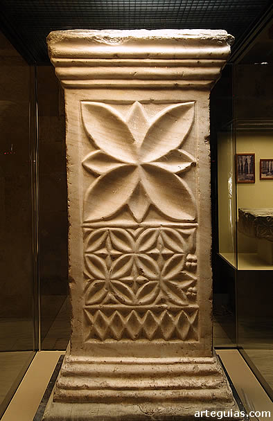 Tenante de un altar visigodo en el Museo de San Vicente de la Catedral de C&oacute;rdoba