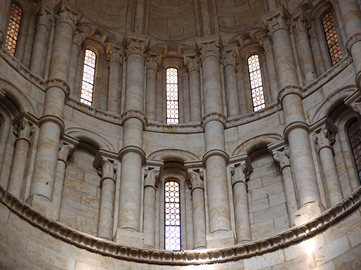 Columnas y arquer&iacute;as del interior de la Torre del Gallo