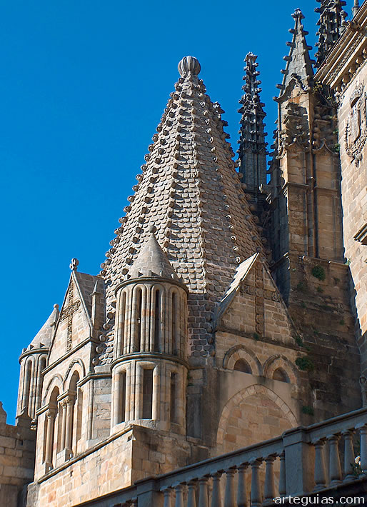 Exterior de la cubierta de la sala capitular conocida como Torre del Mel&oacute;n