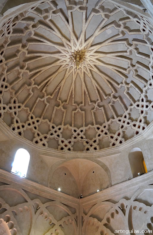 La Capilla Dorada destaca por esta c&uacute;pula decorada por acos entrecuzados y lacer&iacute;as