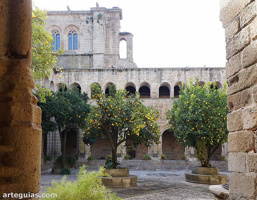 Patio del claustro. Conventual de San Benito de Alcántara, Cáceres
