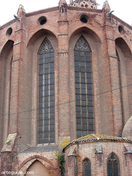 La iglesia conventual est&aacute; construida con ladrillos rosados