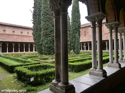 Columnas y arcos del claustro. Convento de los Jacobinos de Toulouse