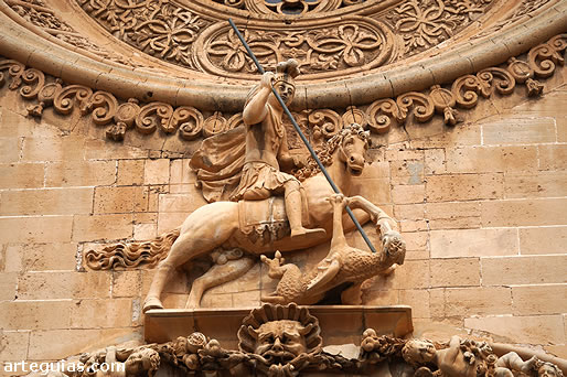 Estatua ecuestre de San Jorge alanceando al drag&oacute;n