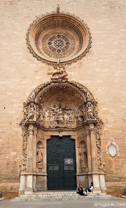 Monumental fachada barroca que reemplaz&oacute; a la original
