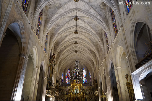 Interior de la iglesia g&oacute;tica franciscana