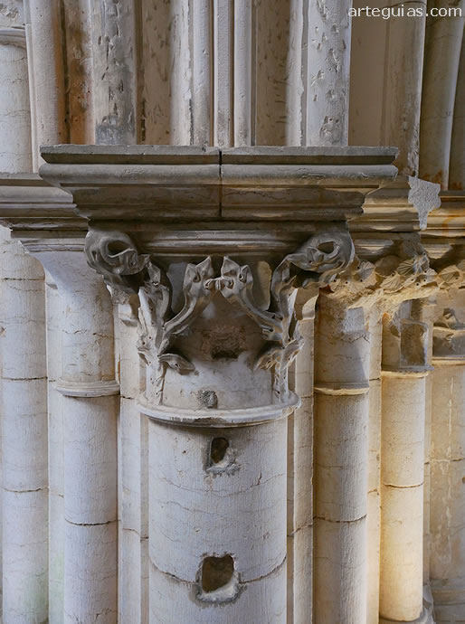 Capiteles y columnas g&oacute;ticas de la estructura g&oacute;tica que soporta el coro