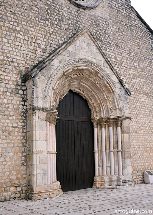 Puerta oeste de la iglesia conventual