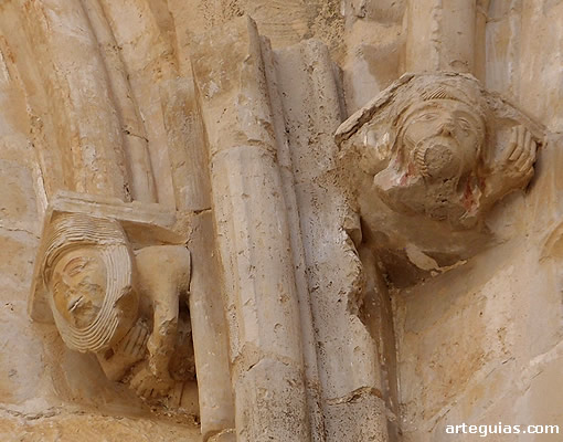 M&eacute;nsulas interiores con figuras humanas