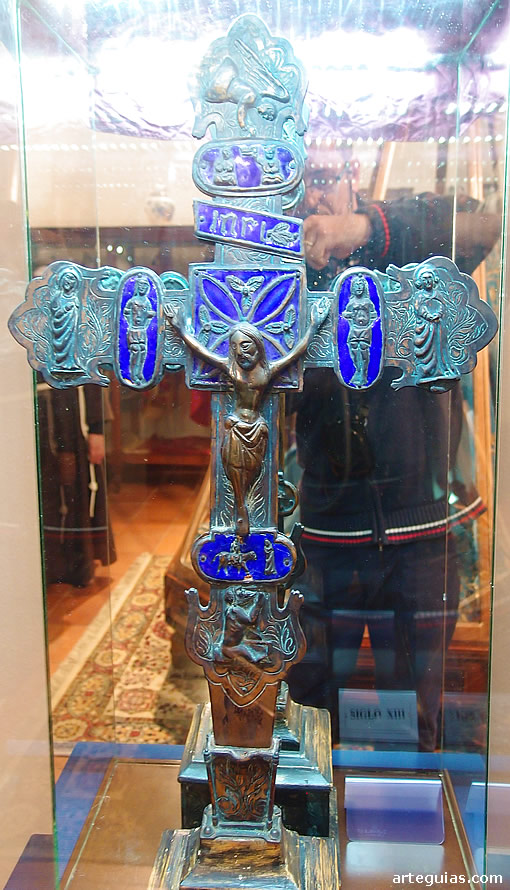Museo del Convento de Santa Clara de Astudillo: Cruz  de bronce y esmaltes
