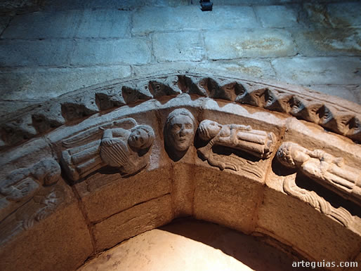 Detalle escult&oacute;rico de uno de los arcosolios funerarios