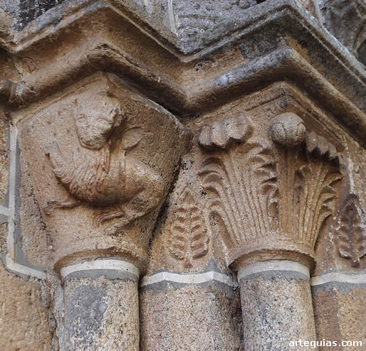 Dos de los cuatro capiteles