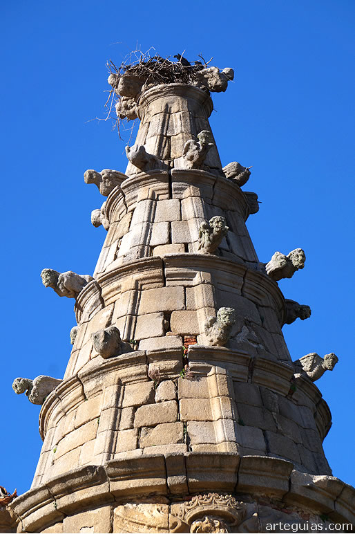Chapitel cónico de una de las torres