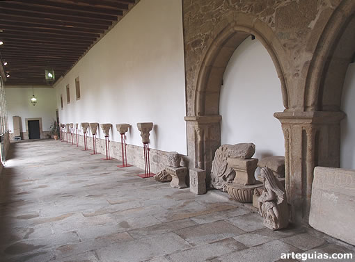 Lapidario de piezas recuperadas en el actual claustro del Convento de Santo Domingo de Bonaval de Santiago de Compostela