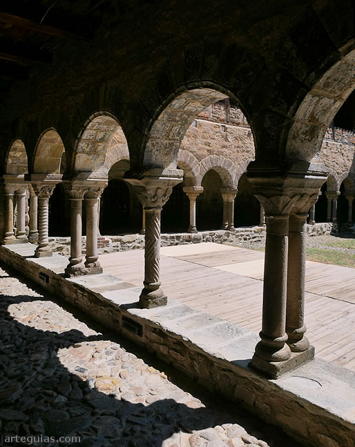 Claustro de l Abadía de Lavaudieu