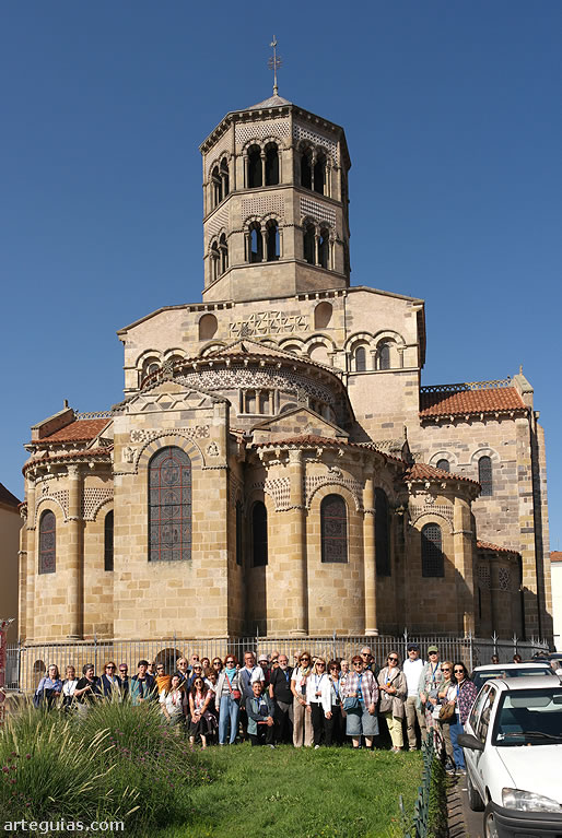 Fotografía de familia ante la enorme iglesia de Issoire