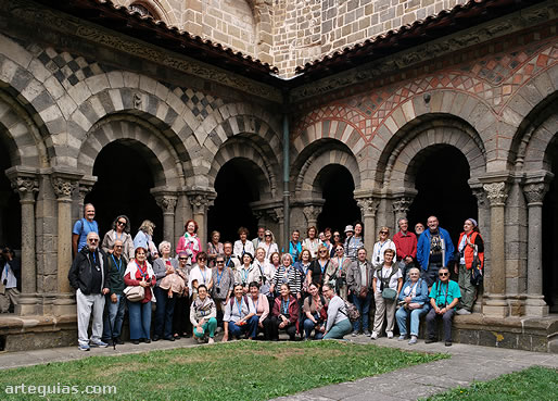 Posando en el espectacular claustro de la catedral de Puy en Velay