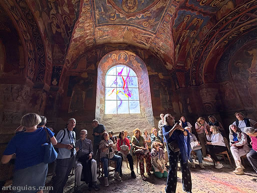 Admirando las pinturas romanicas de la Capilla de San Miguel de la iglesia de Brioude