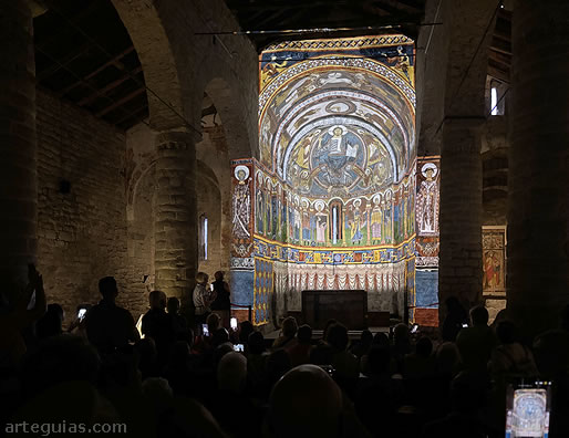 Momento del videomappig de Sant Climent de Taüll