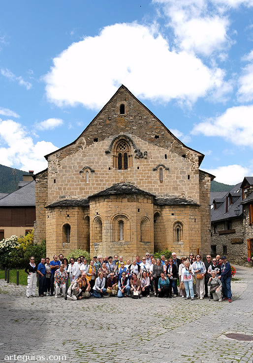 Fot de familia en la iglesia de Betrén