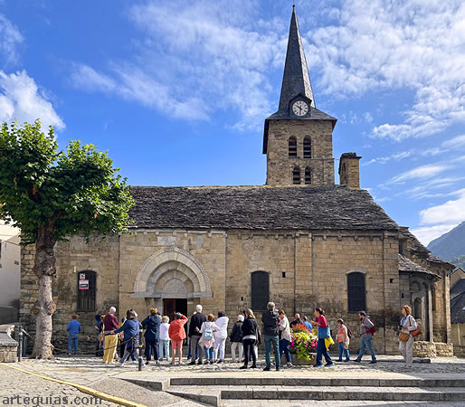 Sábado por la mañana en la iglesia de Bossòst