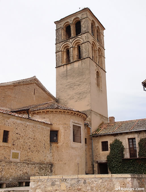 Pasamos junto a la iglesia rom&aacute;nica de San Juan de Pedraza, Segovia
