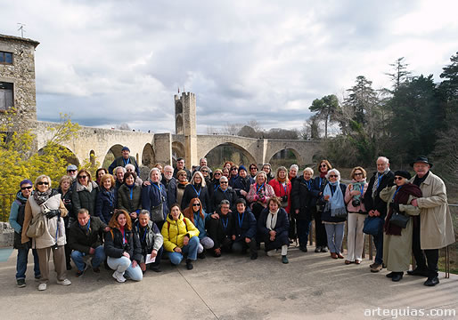 Foto de Familia ante el puente de Besal&uacute;