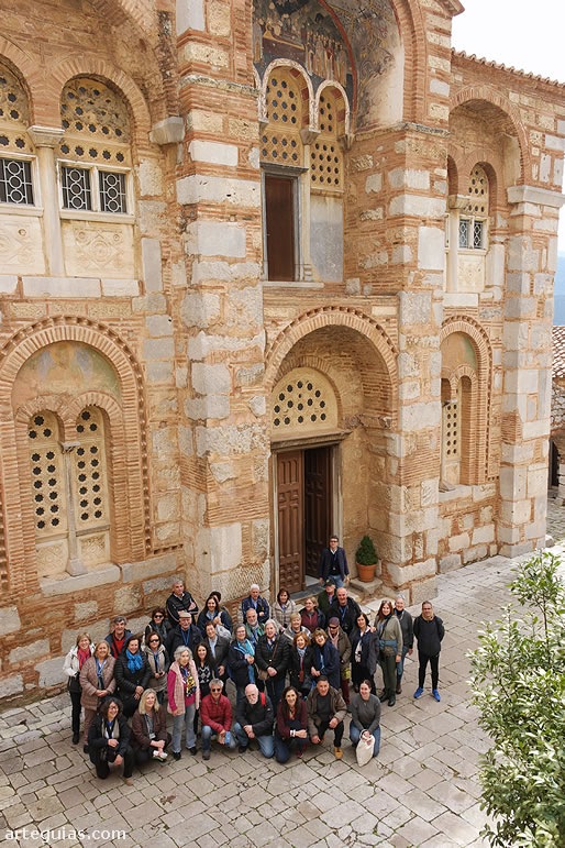 En la fachada de la iglesia monacal de Osios Loukas