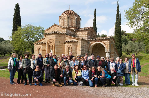 Foto de familia delante de la iglesia de Samarinas