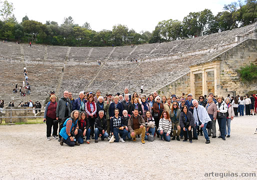 Foto delante del c&eacute;lebre Teatro de Epidauro