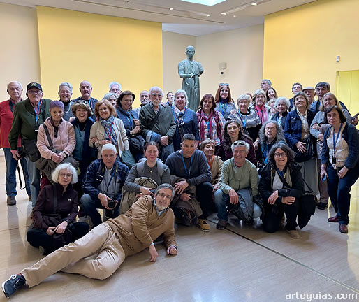 Posando con el Auriga de Delfos