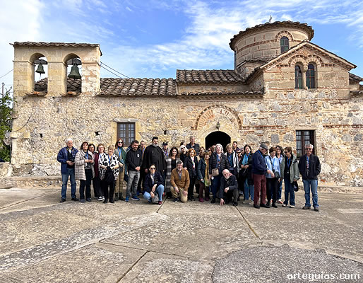 Posando ante la iglesia de Skala (siglo X)