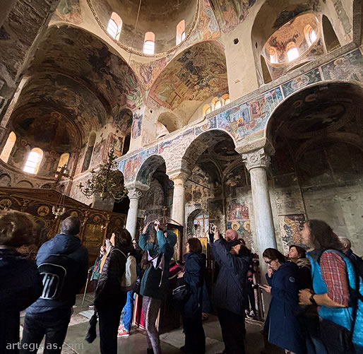 En una de las muchas iglesias visitadas en Mistras