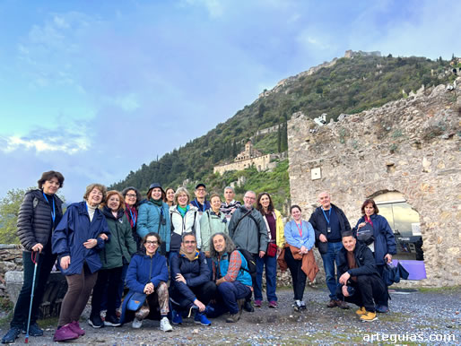Foto de grupo delante de Mistras con su complejo de castillo. murallas, iglesias y palacios de los siglos XIII al XV