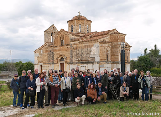 Foto ante la iglesia bizantina de Agia Triada