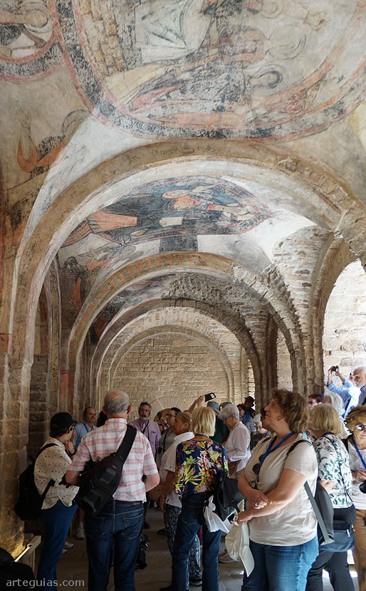 Antes de entrar en la iglesia de Cardona