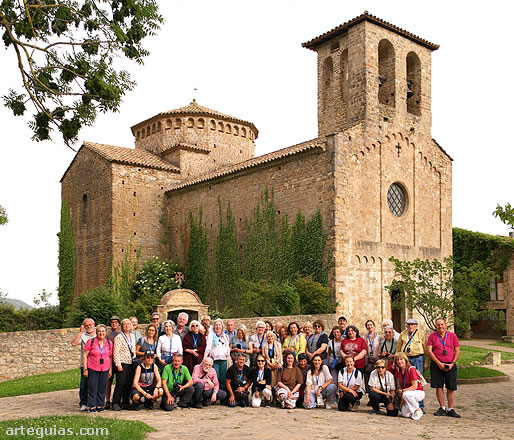 Posando ante Sant Jaume de Frontanyà