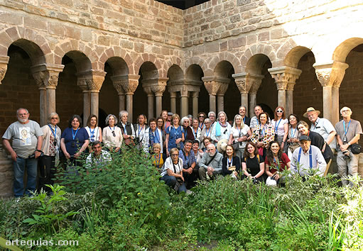 Foto de grupo posando en el interior del claustro