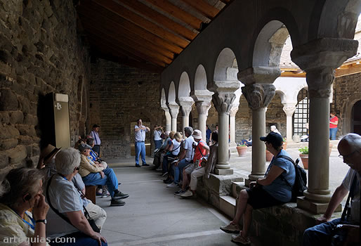 En el claustro de Sant Pere de Casserres
